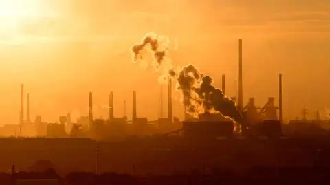 Dymiące kominy, zachód słońca