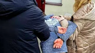 Noc spędzili w samochodzie zaparkowanym w lesie. Dzieci były tylko w bieliźnie i koszulkach 