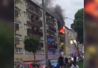 Paliło się mieszkanie, jedna osoba zginęła. Pies schował się na balkonie