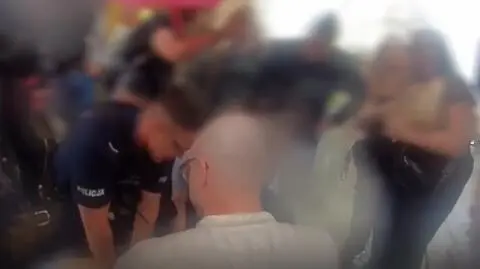 Kobietę reanimowali przypadkowo przechodzący lekarze oraz policjant