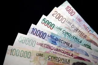 Do 6 grudnia 2011 r. banki wymieniały stare liry po kursie wynoszącym 1936,27 lir za 1 euro