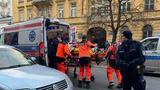 Policjant postrzelony w bramie