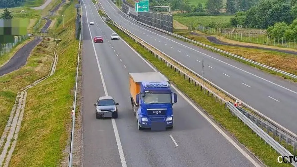 Kierowca opla cofał na trasie ekspresowej
