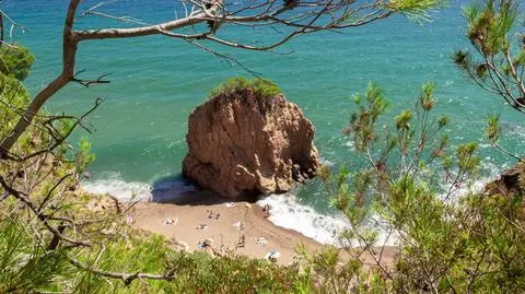 "Inwazja tekstylnych" na plażach nudystów  