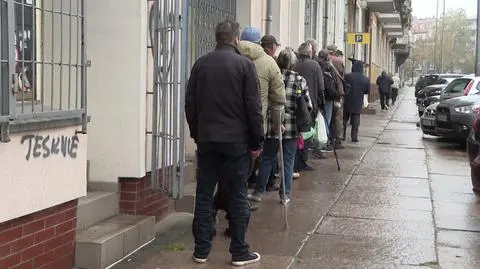 Kolejka przed jadłodzielnią w Szczecinie