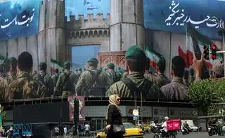 Antyizraelski billboard na budynku w Teheranie, Iran