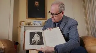 Jean d'Orleans pokazujący rodzinne zdjęcia