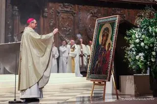 Ikona Matki Bożej Częstochowskiej dla Polskiej Kaplicy w Notre Dame w Paryżu