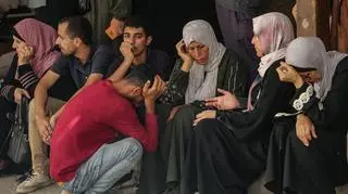 Strefa Gazy. Krewni zabitych 17 października w izraelskim ataku na autobus