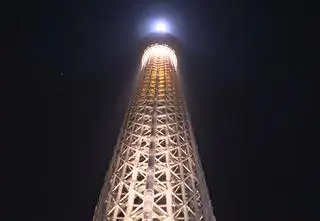 Ponad tysiąc turystów utknęło na wysokości 350 metrów