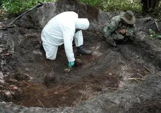 Ostrówki, Ukraina, 28.07.2011. Archeolodzy pracują w zbiorowej mogile na tzw. trupim polu 