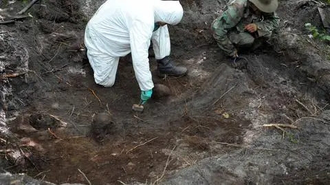 Ostrówki, Ukraina, 28.07.2011. Archeolodzy pracują w zbiorowej mogile na tzw. trupim polu w rejonie wsi Ostrówki na Ukrainie