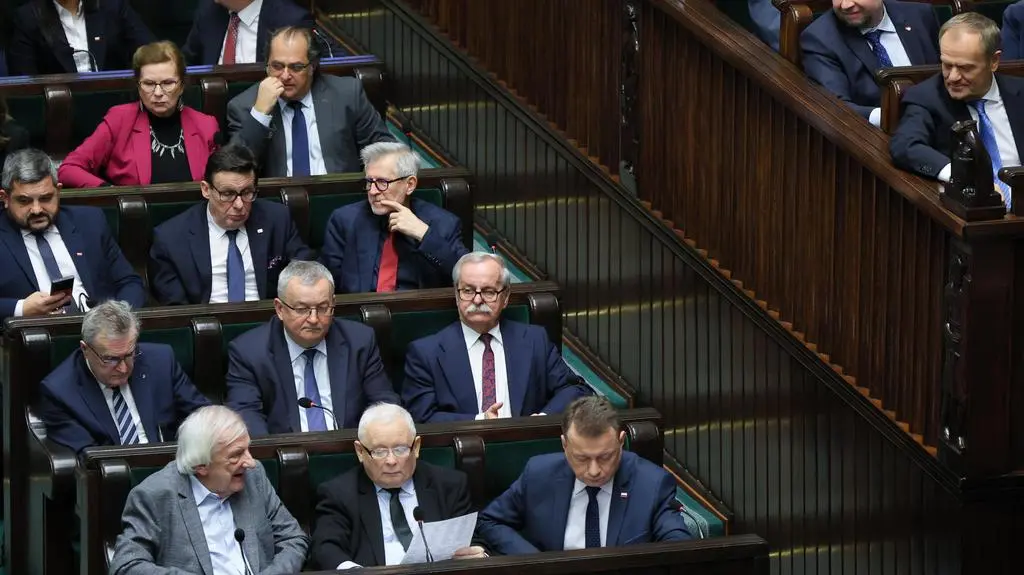 Część ław PiS i ław rządowych w Sejmie