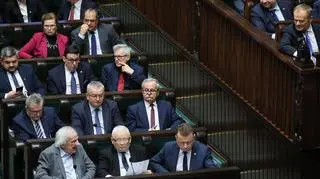 Część ław PiS i ław rządowych w Sejmie