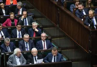 Nowy sondaż - wszyscy tracą, tylko lider zyskuje