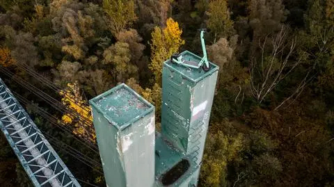 Hulajnoga na szczycie kładki technologicznej nad Wisłą
