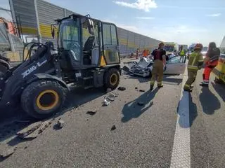 Zderzenie auta z maszyną budowlaną