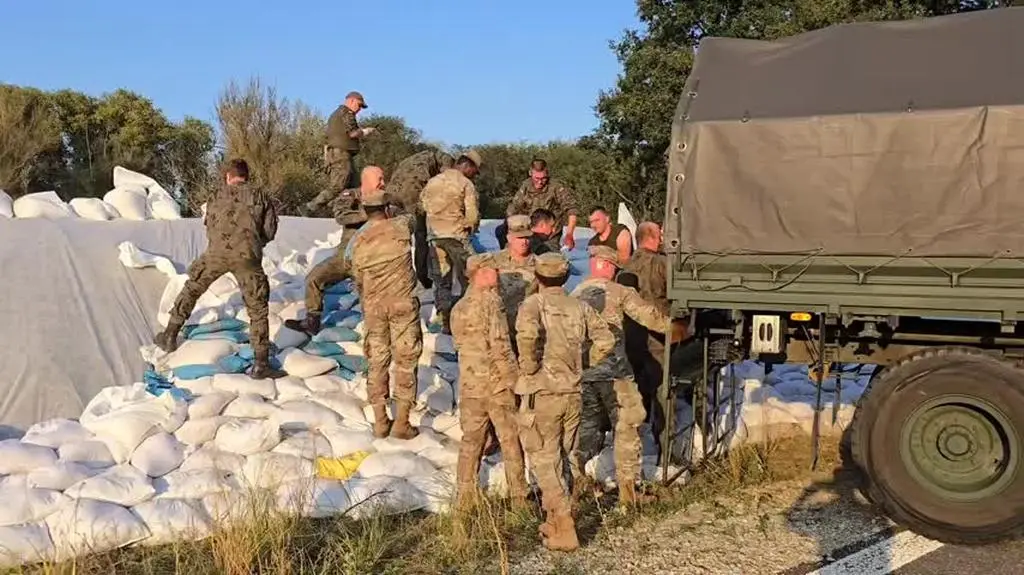 Żołnierze 34 Brygady Kawalerii Pancernej wraz z żołnierzami ABCT walczą na wałach w Nowej Soli (19