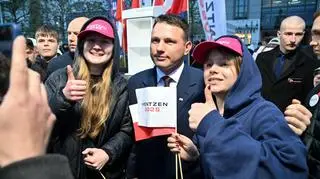 Sławomir Mentzen z młodymi zwolennikami podczas wiecu wyborczego w Sopocie