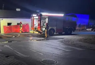Paliło się łóżko i meblościanka. Znaleźli ciało kobiety