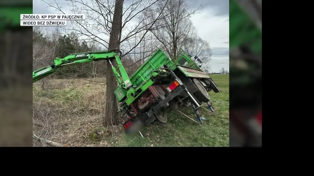 Podczas prac samochód przechylił się i docisnął do drzewa operatora dźwigu