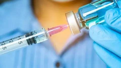 strzykawka antybiotyk szczepionka shutterstock_2492147715