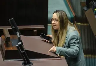 Posłanka grzmiała z mównicy. Wtrącił się Hołownia