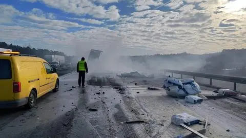 Kowalewek. Utrudnienia na A2 po zderzeniu i pożarze