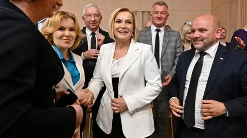 Renata Janik (w środku), po jej lewej stronie Anna Krupka (wiceprezes PiS), po prawej stronie poseł PiS Mariusz Gosek