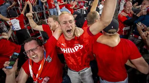 Nosy w komórkach i nagle euforia. Niezwykłe sceny