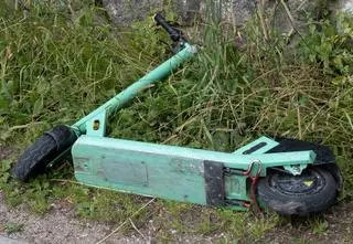 14-latka przewróciła się na hulajnodze elektrycznej. Nie miała kasku