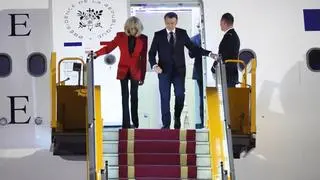 Emmanuel Macron z żoną wysiadają z samolotu