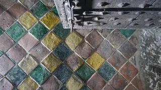 Podłoga i fragment drzwi w pomieszczeniu Wielki Krzysztof
