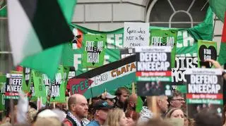 Protest fanów zespołu Kneecap przed sądem w Londynie