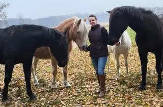 Prywatnie sierżant Emilia Podolak jest miłośniczką zwierząt, pasjonuje się jeździectwem i opiekuje własnymi końmi