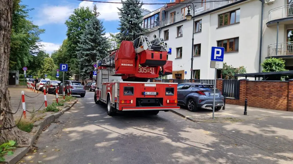 Wóz strażacki nie mógł przejechać ulicą