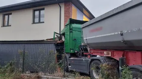 Tir wjechał w budynek. Kierowca był zakleszczony w kabinie, trafił do szpitala