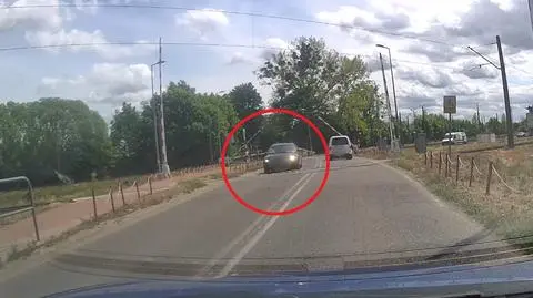 Białogard. Przejazd przez zamykające się rogatki