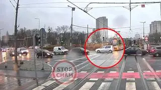 80-latek jechał pod prąd na rondzie Rataje