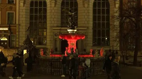 Fontanna Neptuna zaświeciła się na czerwono