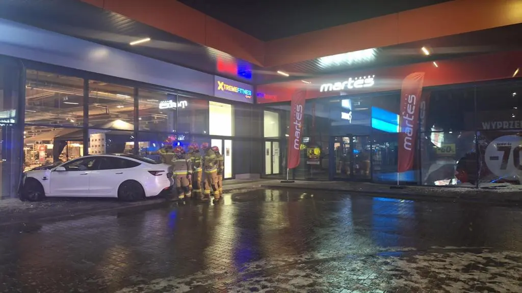Oba samochody uderzyły w centrum handlowe