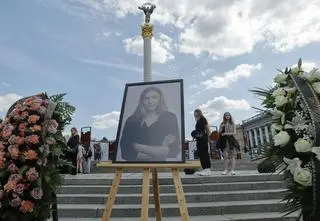 Pogrzeb skatowanej w Rosji dziennikarki. "Żegnamy się, ale mamy mnóstwo pytań"