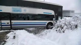 W Lesku autokar zawisł nad rowem