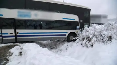 W Lesku autokar zawisł nad rowem