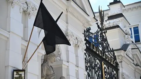 Czarne flagi przed wejściem do Kampusu Głównego UW w Warszawie