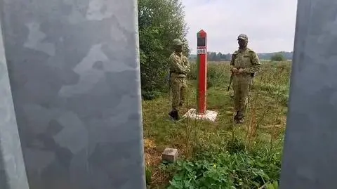 Białoruscy żołnierze z bronią na granicy z Polską