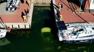 Zatopiony na terenie mariny samochód
