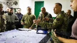 Ołeksandr Syrski w otoczeniu żołnierzy ukraińskich 