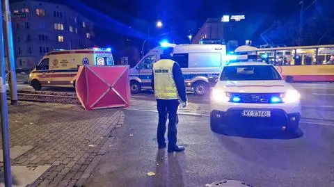 Pierwsze ustalenia po śmiertelnym potrąceniu pasażera. "Motorniczy odjechał, ale upewnił się, że wszyscy wysiedli"