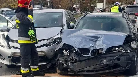 Zderzenie na Ostrobramskiej. Dwie osoby w szpitalu